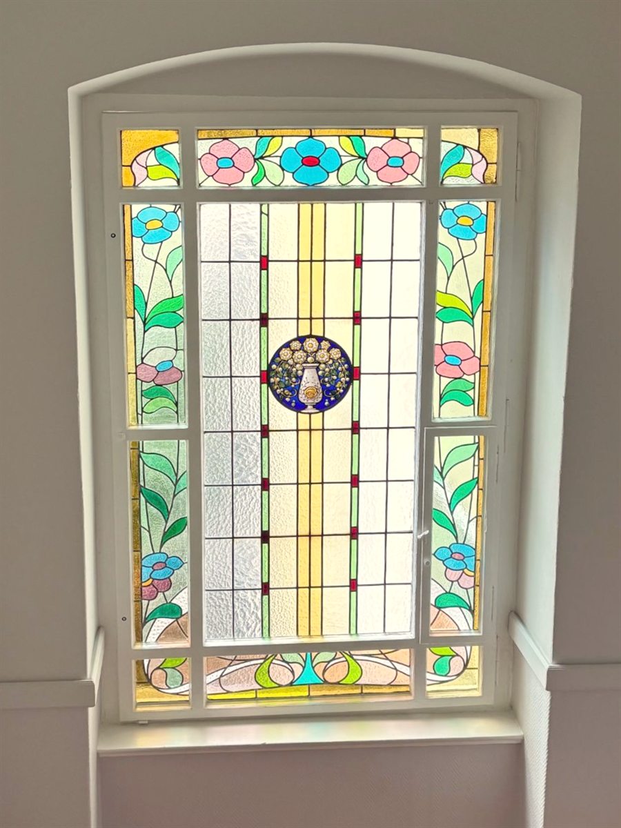 Farbiges Jugendstilfenster im Treppenhaus