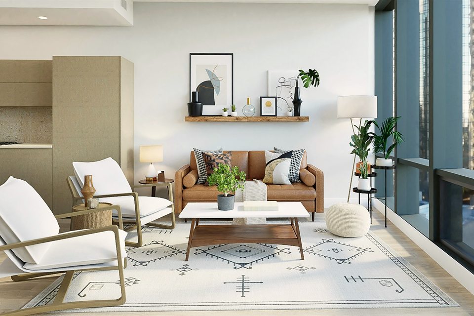 Helles Wohnzimmer mit Ledersofa, weißen Sesseln, Zimmerpflanzen und bodentiefen Fenstern